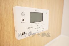 湯量・湯温の設定、そして保温までワンタッチのフルオートバス。便利な追い炊き機能付きです。