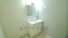 三面鏡つき洗面台。鏡裏にたっぷりとした収納スペースがあります。鏡を閉めてしまえば小物は見えないため、スッキリとした印象の洗面台にできます。