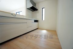 同仕様写真。対面式カウンターキッチンからはお子様の様子が見守れます。ダイニングへの配膳や調理の時便利なカウンター付き。