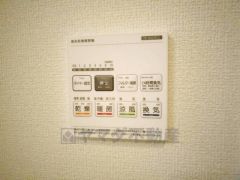 雨の日の洗濯も安心できる浴室暖房乾燥機付き浴室。リモコンで操作もボタン1つで簡単。