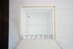 キッチンにある床下収納は、居住スペースを減らさずに買い置きの調味料や非常食などを保管することができます。