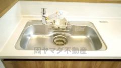 広々としたステンレスシンクには、洗剤やスポンジを収納出来るラック付き。広さも確保しているので、大きなお鍋も洗いやすいです。