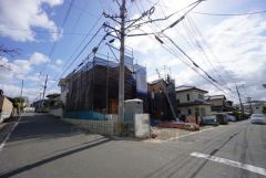 現地（2026年3月4日）撮影。死角が少なく防犯性の高い二方道路。