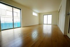 大きな窓のあるリビングは、陽光あふれる明るい空間です。居心地良く、ご家族皆がゆったり寛げる憩いの空間となりそうです。