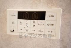湯量・湯温の設定、そして保温までワンタッチのフルオートバス。便利な追い炊き機能付きです。