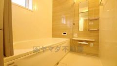 広々1坪タイプの浴槽ユニットでゆったりくつろげるバスルーム。窓、浴室乾燥機付きで換気・雨の日の洗濯もばっちり＾＾