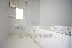 1日の疲れを癒すくつろぎのバスルーム。足を伸ばしてもゆったりと入れるサイズです。お子様と一緒にお風呂に入っても狭くないですね^^