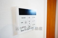 キッチン横からボタンひとつで操作が楽々。