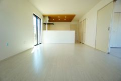 窓から光が差し込む明るいリビングダイニングです＾＾
