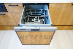 食事の後の手間を解消する食器洗い乾燥機付。冬場の洗い物で手荒れの悩みもなくなります。手洗いよりも節約できて便利。