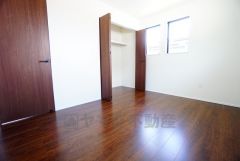 暖かい日差しが差し込む洋室。たっぷり収納できるクローゼット付きでお部屋の中をすっきりと快適に保てます。