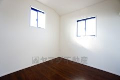 2面採光を確保した明るい室内は、風通しも良く、大変居心地の良い空間となっております。