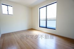 寛ぎの時間を紡ぎだす主寝室は、大型ベッドを置いても余裕の広さを確保しています。