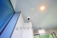 マンションのエントランスに防犯カメラ付き。マンション内のトラブル・犯罪の抑止効果があり、防犯性アップ。
