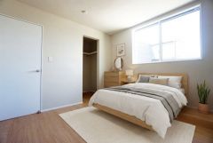 家具はイメージです。寛ぎの時間を紡ぎだす主寝室は、大型ベッドを置いても余裕の広さを確保しています。