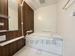 1日の疲れを癒すくつろぎのバスルーム。足を伸ばしてもゆったりと入れるサイズです。お子様と一緒にお風呂に入っても狭くないですね^^