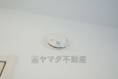 火災発生をいち早く知らせてくれる火災報知器は標準装備です。