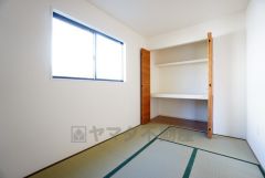 リビング隣には、ホッとできる和室を用意。お子様のお昼寝スペースや書斎としてなど、いろいろとお使い頂けます。