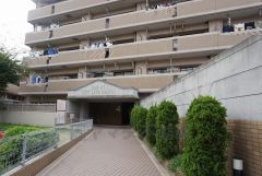 手入れの施された植込が迎えてくれるエントランスです。