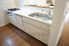 同仕様写真。対面式カウンターキッチンからはお子様の様子が見守れます。ダイニングへの配膳や調理の時便利なカウンター付き。