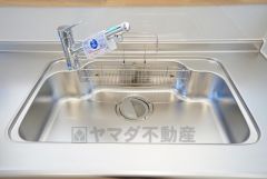 広々としたステンレスシンクには、洗剤やスポンジを収納出来るラック付き。広さも確保しているので、大きなお鍋も洗いやすいです。