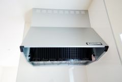 お手入れが簡単なスリム型レンジフードです。調理により発生する油煙や臭いを吸い込み、屋外へ排気してくれます。