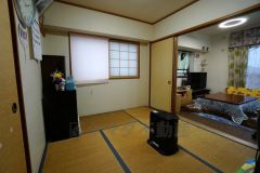 リビングからの続き間として和室をご用意しました。普段はリビングとつなげて開放的なスペースとして、来客時には客間としてお使いいただけます。
