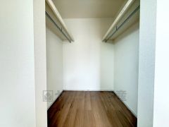 収納力豊富なウォークインクローゼット。洋服や小物などを1箇所にまとめて美しい収納を実現します。スーツケースのような大型の荷物も置けます＾＾