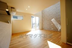 大きな窓のあるリビングは、陽光あふれる明るい空間です。居心地良く、ご家族皆がゆったり寛げる憩いの空間となりそうです。