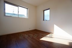 同仕様写真。2面採光を確保した明るい室内は、風通しも良く、大変居心地の良い空間となっております。日当たりがよく、子供部屋としての利用もおすすめ。