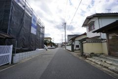 現地（2025年11月19日）撮影。前面道路は広く、車同士がすれ違うスペースが十分にあります。落ち着いた住宅地内で快適な生活を実現してみませんか＾＾