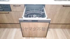 家事の時間が短縮できるフルオープンで開けやすい食器洗い乾燥機付。食事後に家族とのくつろぎタイムをしっかり取れます。