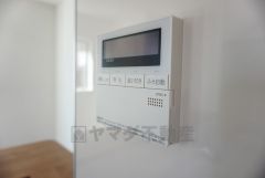 同仕様写真。キッチン横からお湯張り、追い炊き、足し湯がボタン一つで楽々操作できる給湯機リモコンです。忙しい夕飯準備の時間帯に重宝しますね。