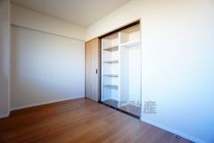 住む人のこだわりを活かす洋室。日当たりがよく、寝室としての利用もおすすめ。広めのクローゼットには荷物をすっきり片付けられ、ゆとりのある暮らしが出来ます＾＾