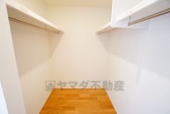 ウォークインクローゼット。洋服や小物などを1箇所にまとめて美しい収納を実現します。スーツケースのような大型の荷物も置けます＾＾