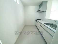 対面式カウンターキッチンからはお子様の様子が見守れます。ダイニングへの配膳や調理の時便利なカウンター付き。