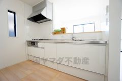 対面式カウンターキッチンからはお子様の様子が見守れます。ダイニングへの配膳や調理の時便利なカウンター付き。