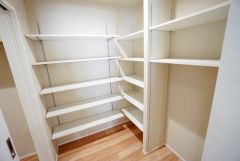 まとめ買いしてもこの収納量なら心配要らずのパントリー。調理家電や食品のストックをすっきりまとめられ、キッチン周りを広々使えます。