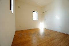 同仕様写真。暖かい日差しが差し込む洋室。たっぷり収納できるクローゼット付きでお部屋の中をすっきりと快適に保てます。