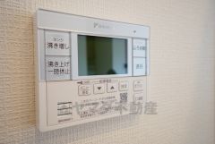 キッチン横からお湯張り、追い炊き、足し湯がボタン一つで楽々操作できる給湯機リモコンです。忙しい夕飯準備の時間帯に重宝しますね。