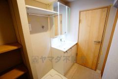 三面鏡つき洗面台。鏡裏にたっぷりとした収納スペースがあります。鏡を閉めてしまえば小物は見えないため、スッキリとした印象の洗面台にできます。