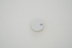 火災報知器が設置されていることで、火災の発生をいち早く感知し、就寝中や留守中でも素早く危険を知らせてくれるため、家族の安全を確保し被害を最小限に抑えられます。