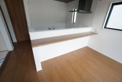 ダイニングへの配膳や調理の時便利なカウンター。ちょっとしたティータイムにもお使いいただけます。