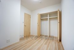 暖かい日差しが差し込む洋室。たっぷり収納できるクローゼット付きでお部屋の中をすっきりと快適に保てます。