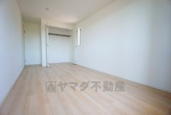 暖かい日差しが差し込む洋室。たっぷり収納できるクローゼット付きでお部屋の中をすっきりと快適に保てます。