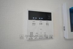 キッチン横からボタンひとつで操作が楽々。