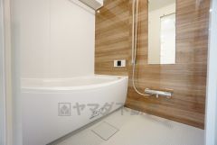 バスルームの洗い場の床材は水はけの良い素材を採用。カビが生えにくい設計になっております。