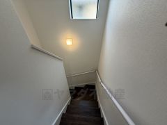 小さなお子様やご高齢の方でも安心できる、手すり付き階段。段差も低めで設定されており、安全性にも優れています。