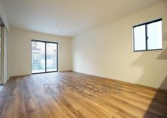 同仕様写真。大きな窓のあるリビングは、陽光あふれる明るい空間です。居心地良く、ご家族皆がゆったり寛げる憩いの空間となりそうです。