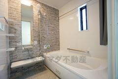 同仕様写真。1日の疲れを癒すくつろぎのバスルーム。足を伸ばしてもゆったりと入れるサイズです。お子様と一緒にお風呂に入っても狭くないですね＾＾